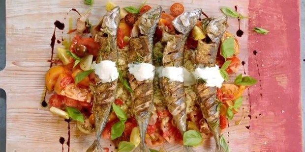 Hvordan at tilberede en middag i hast: Grillet makrel med tomat og quinoa mix
