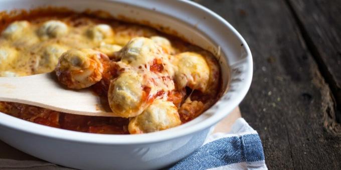 Italiensk dumplinggryde med tomater, hvidløg og ost