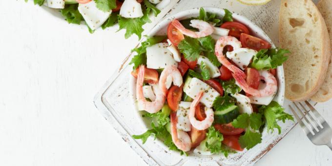 Let salat med rejer og blæksprutte