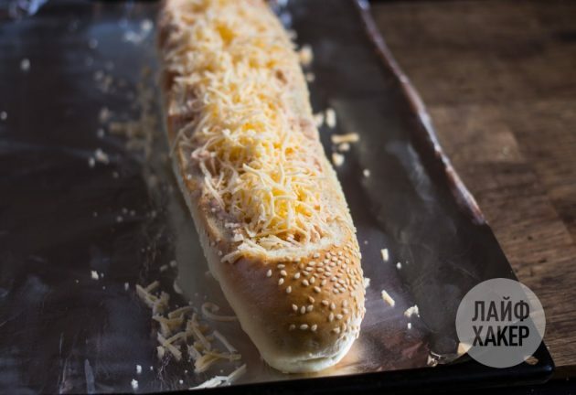fyldt baguette: Fyld brødet med den resulterende masse og tilsæt den resterende ost