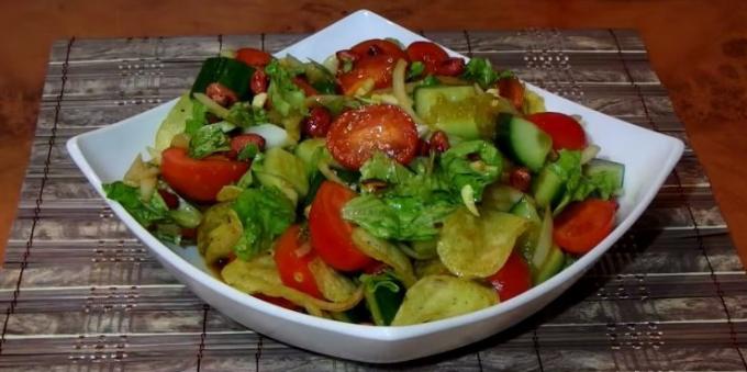Vegetabilsk salat med chips, jordnødder og soja