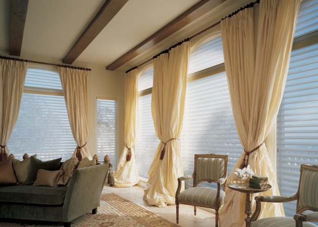 Langstrakt gardiner i interiøret