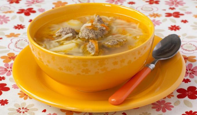 Suppe med kødboller og nudler