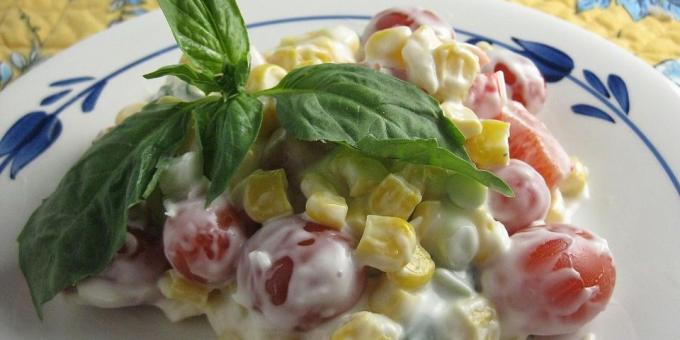 Opskrifter: Salat med majs, tomater, peberfrugter og parmesan dressing