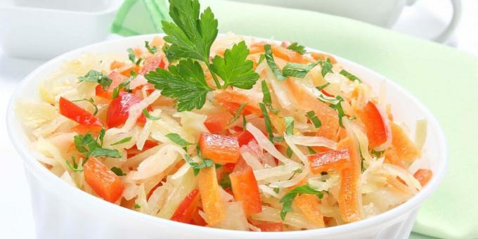 Salat med surkål, gulerødder og peberfrugt