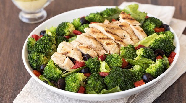 Spicy salat med kylling og broccoli