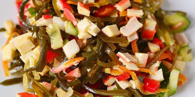 Opskrifter: Marine kål salat med krabbe pinde, æg og agurk
