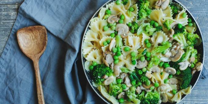 Pasta med champignon og broccoli