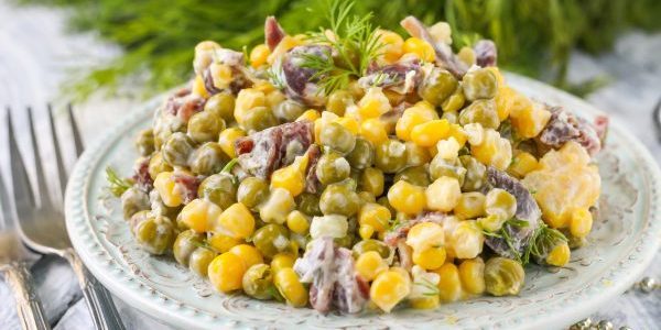 Salat med dåse ærter, majs og pølser