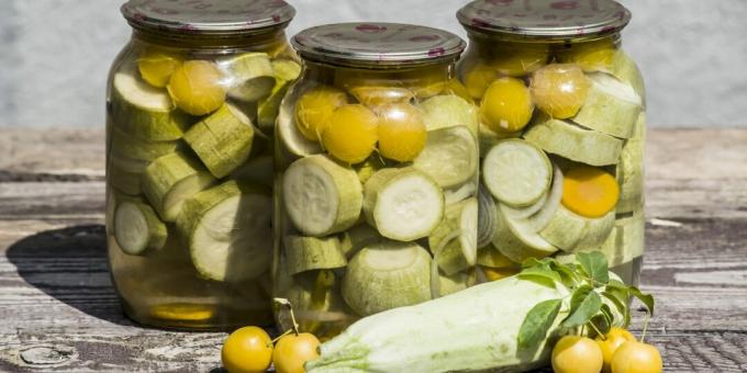 Marineret zucchini med kirsebærblomme til vinteren