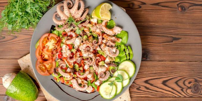 Festlig salat med blæksprutte og grøntsager