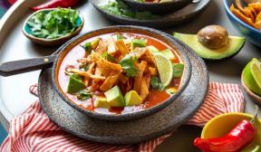Mexicansk tomatsuppe med kylling og tortilla