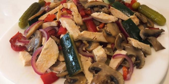 Salater uden mayonnaise: Salat med kylling, champignon, agurk og peberfrugt