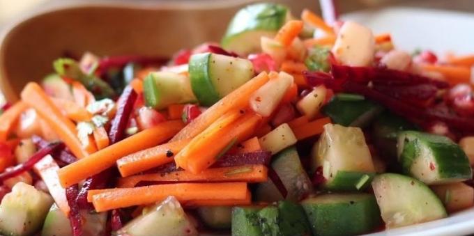 Salat af friske roer med agurk, gulerod, granatæble og mango