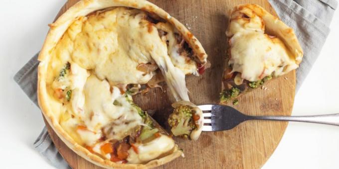 Upside down pizza med champignon, ost og broccoli