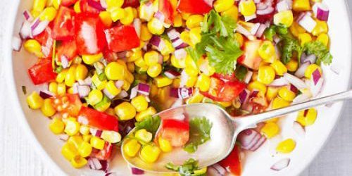 Salat med majs, tomater og lime-honning dressing