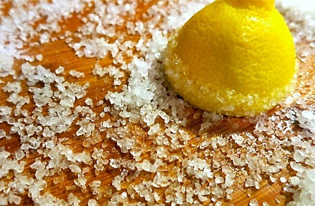 Salt og citron mod snavs på skærebræt