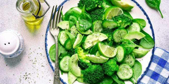Salat med agurker og broccoli