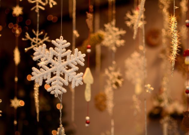 Indret et juletræ: Snowflake lavet af papir