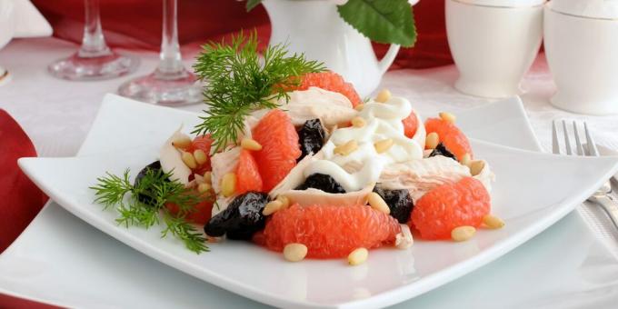 Salat med grapefrugt, svesker og kylling