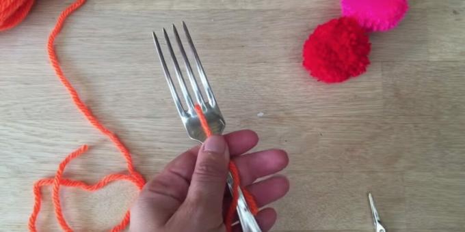 Sådan laver du en pompon: tråd en gaffel