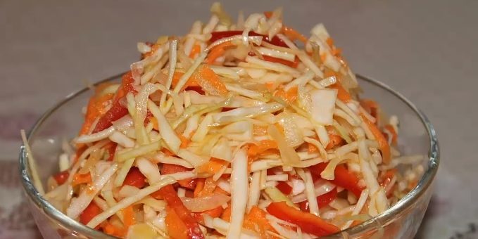 Salater af kål til vinteren: Kål salat med gulerødder, peberfrugter og løg
