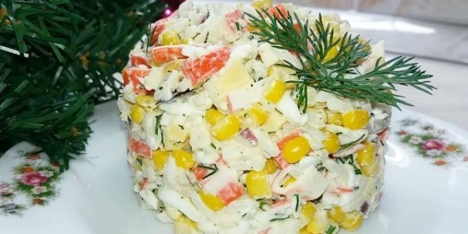Salat med krabbe sticks, ris, majs, æg og ost