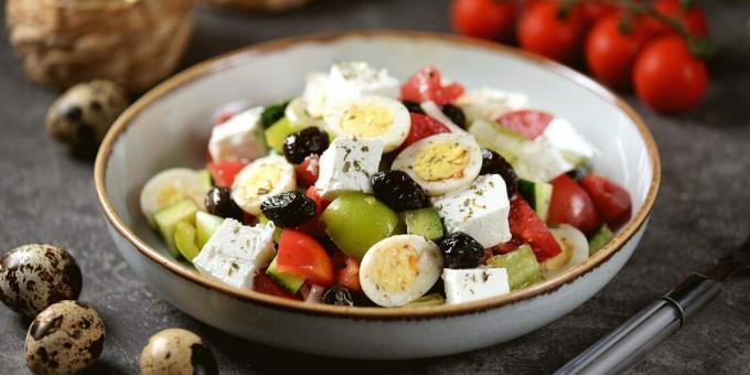 Græsk salat med æg