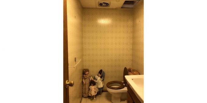 dukke i toilettet