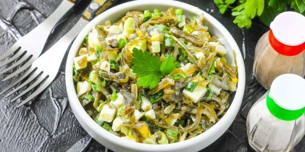 Marine kål salat med svampe og oliven