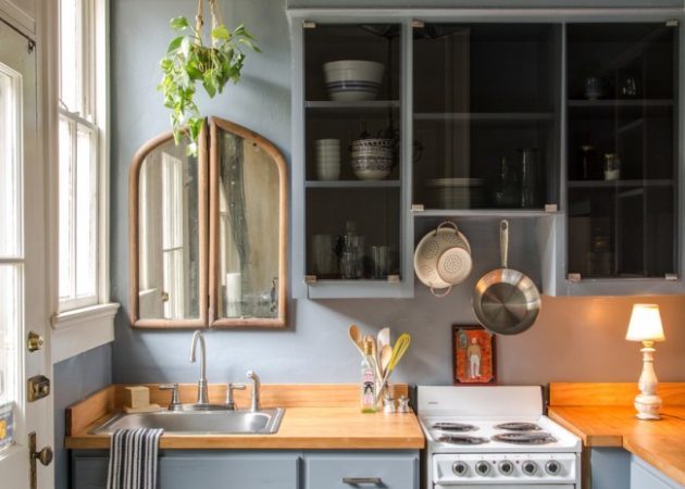 Lille køkken design: de blanke spejle og møbler