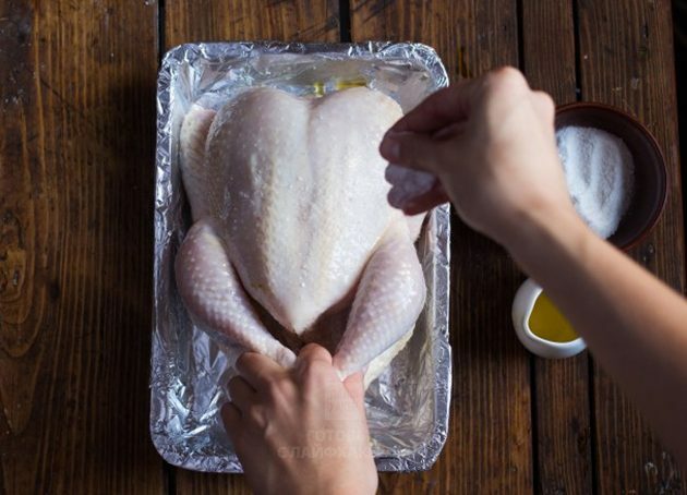 Ovnkylling med citron: Gnid kyllingen med olivenolie og salt