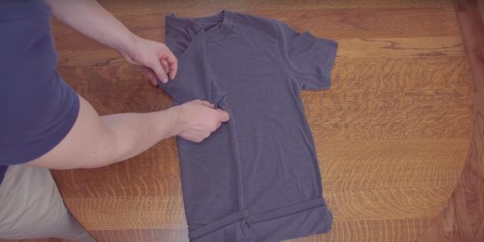 Fold midt i en af ​​de skjorter og fold ærmet