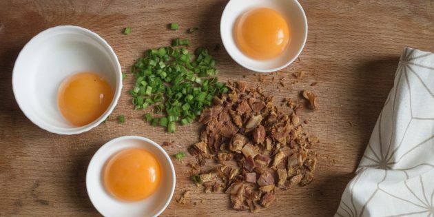 Usædvanlig røræg: opskrift. For at forhindre æggeblommerne i at tørre ud og klæbe til opvasken under tilberedning af proteiner, smør den valgte beholder med olie