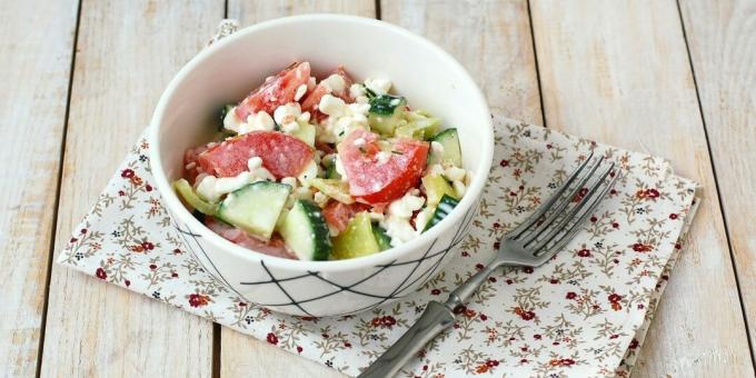 Salat med hytteost, agurk og tomat