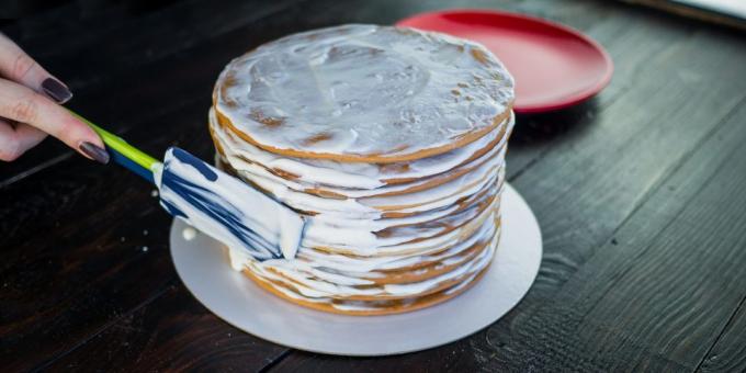 Opskrift kage "honningkage": anvende cremen på kagen sider
