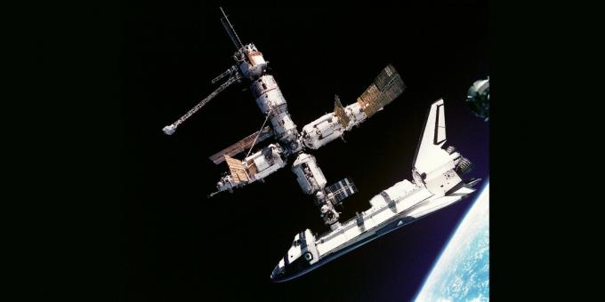 Orbital station "Mir" med forankret amerikansk shuttle "Atlantis", juli 1995
