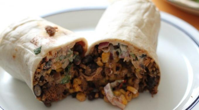 Fad af hakket kød: Burrito med bønner og majs