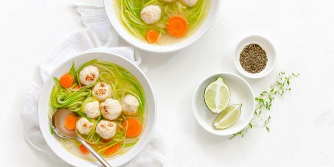 Suppe med kalkunfrikadeller og zucchini