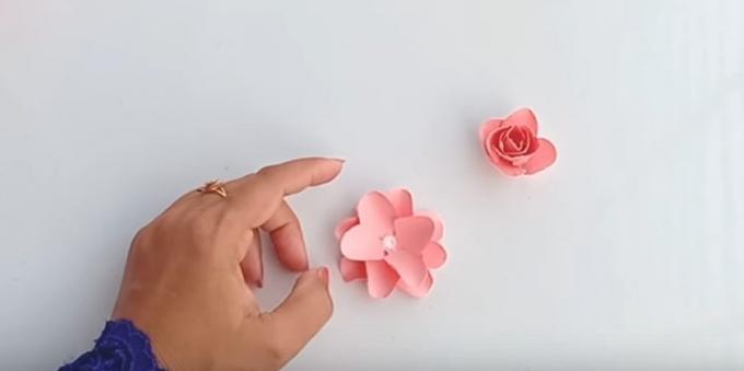 Fødselsdagskort med dine egne hænder: lim de afskårne dele, for at få en smuk blomst