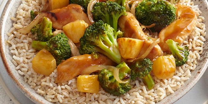 Hurtig og lækker mad: kyllingefilet med ananas, blomkål og broccoli