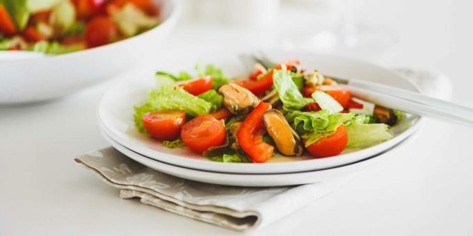 Salat med muslinger, tomater og peberfrugt