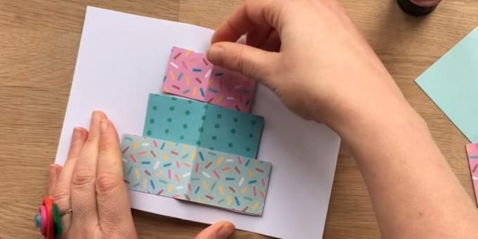 Klip et rektangel af farvet papir tre lag af den fremtidige størrelse af kage