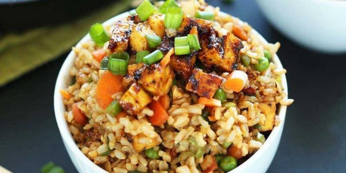 Ris med grøntsager og tofu
