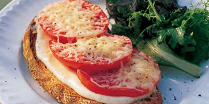 Opskrift på ristet sandwich med tomat og ost sauce