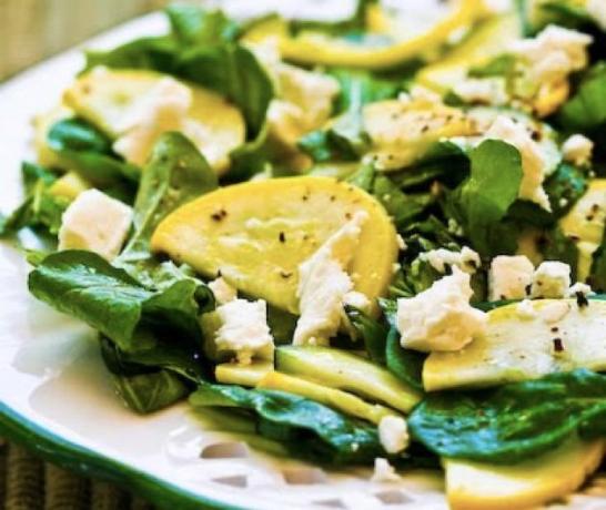 sommer salater: Salat med marinerede squash, arugula og fetoyretsepty sommer salater