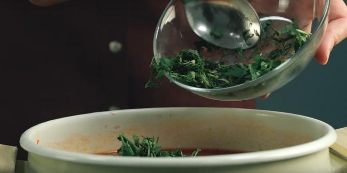 Sådan koge suppe: Slå de laurbærblade og finthakkede greens. 