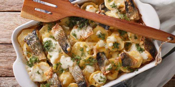 Sådan tilberedes du fisk i ovnen: sild med kartofler og ost