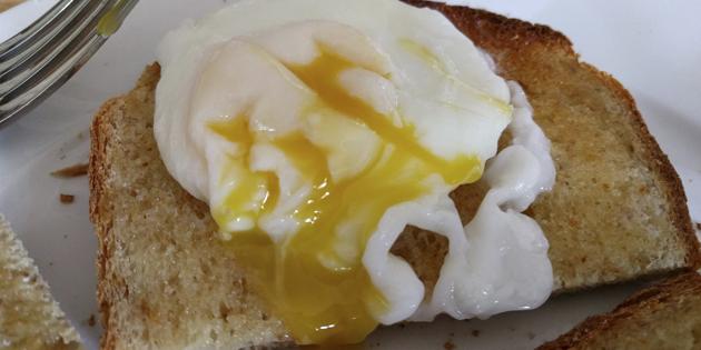 hurtige opskrifter på retter: kogt æg med krydret sauce 
