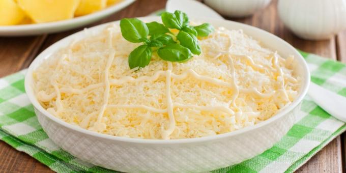 Salat med fisk på dåse, svampe og ost: en simpel opskrift
